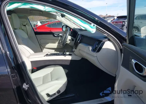 2024 Volvo Xc60 B5 Core Dark Theme z USA, uszkodzony, nr VIN YV4L12RK4R1923970